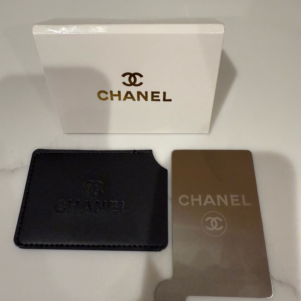 New CHANEL Black Leather Card Case with mirror - Picture 5 of 10